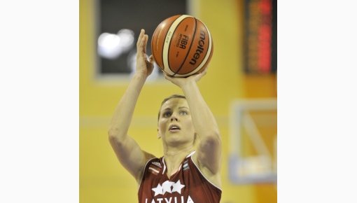 Latvijas basketbolistes pārbaudes spēlē pārliecinoši pieveic Baltkrievijas izlasi