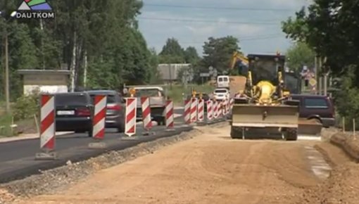 Turpinās A13 trases rekonstrukcijas darbi (video)