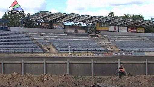 Stadionā "Lokomotīve" uzstāda jaunu apgaismojumu (video)