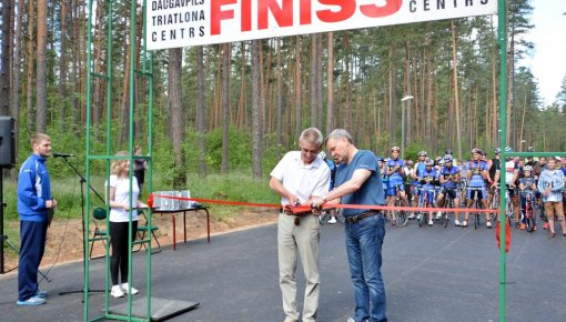 Jānis Lāčplēsis izmēģina Stropu aktīvās atpūtas trasi (foto)