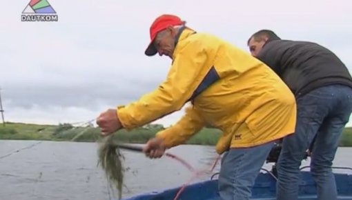 Šūņu ezerā Malu uzdarbojas zvejnieki (video)