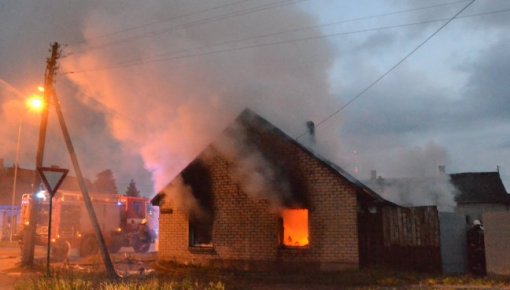 Kaimiņš glābjot degošās mājas saimnieku riskē ar savu dzīvību