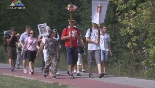 Svētceļnieku grupa no Daugavpils devās uz Aglonu (video)