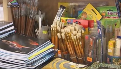 Skolas preču izsniegšana maznodoršinātajām ģimenēm kavējas... (video)