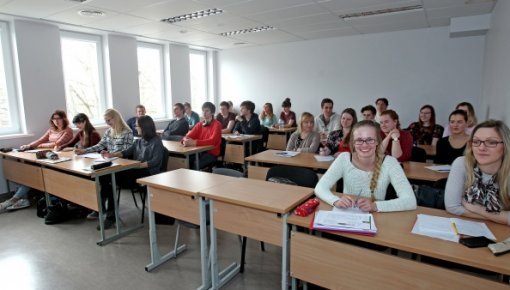 Aptauja: lielākā daļa vecāku vēlas, lai bērni studē