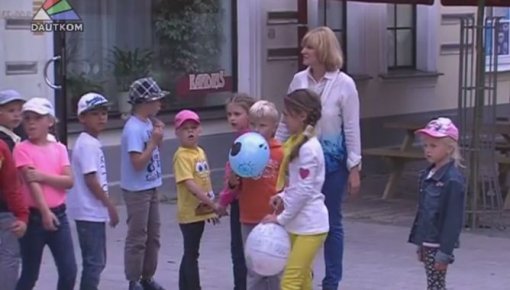 Superkids nometne: Rīgas ielā dāvināja planētas (video)