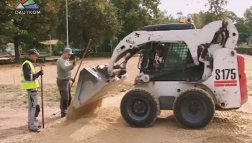 Centrālajā parkā tiek veikti bērnu rotaļu laukuma rekonstrukcijas darbi (video)