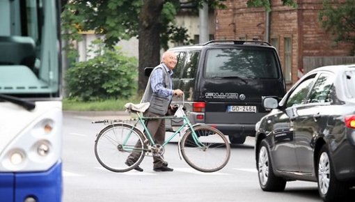 Auto Daugavpilī notriec riteņbraucēju
