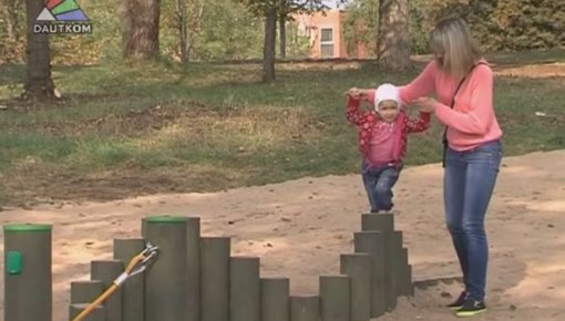 Kīmiķu mikrorajonā atklāts jauns bērnu rotaļu laukums (video)