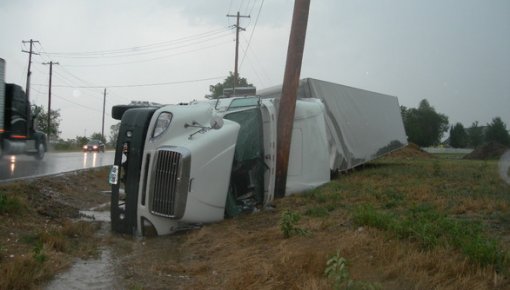 Pie Medumiem saslīdējis kravas auto bloķē satiksmi