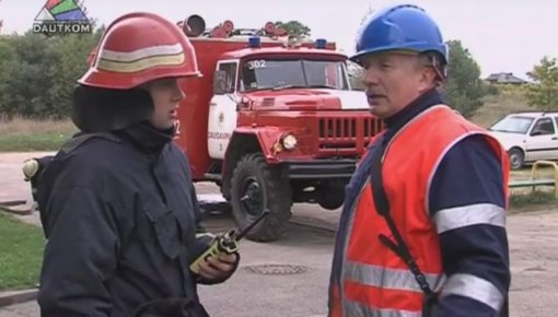 Specdienesti izglāba daudzdzīvokļu mājas iedzīvotājus (video)