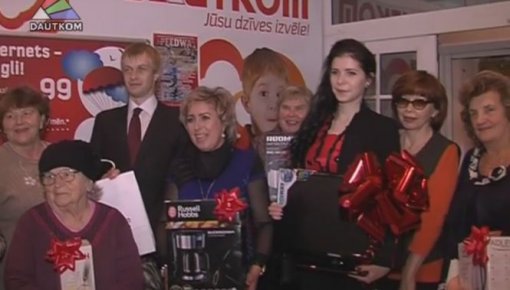 Dautkom rīkotās loterijas uzvarētājiem pasniedza balvas (video)