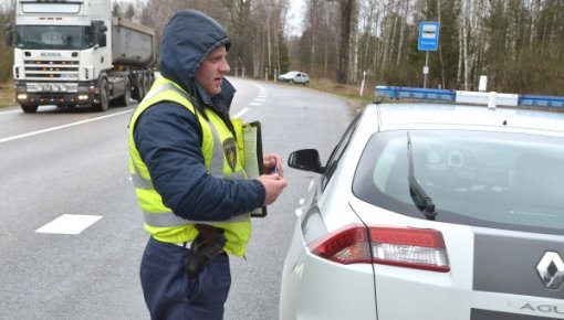 Diennakts laikā soda desmit dzērājšoferus un 170 ātruma pārsniedzējus