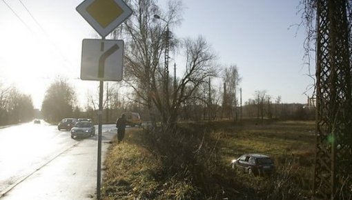 Atsevišķās vietās uz ceļiem veidojas sarma un ceļš kļūst slidens