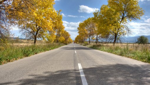 Jūrkalnē sabrauc uz ceļa guļošu sievieti