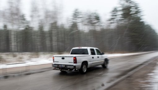 Starpsezonā jābūt īpaši uzmanīgiem uz autoceļiem - no rītiem tie var būt slideni!