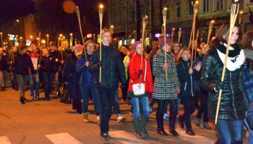 Lāčplēša dienā lāpu gājienā piedalījās gandrīz 2000 cilvēki