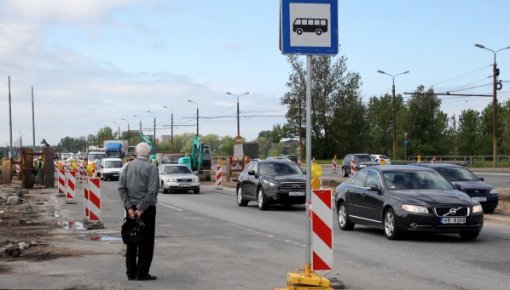 Vandāļi uz valsts autoceļiem bojā luksoforus un zog pieturvietas