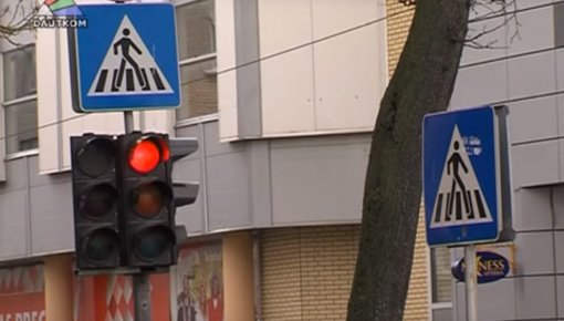 Vandāļi uz valsts autoceļiem bojā luksoforus (video)