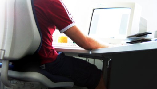 Aptauja: 30% skolēnu mājasdarbus nepilda pie rakstāmgalda