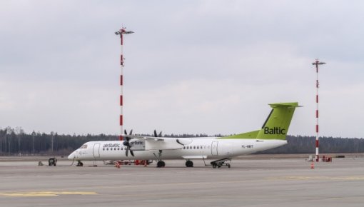 "airBaltic" lidmašīna iekļūst turbulencē; savainojumus gūst divi pasažieri un stjuarts