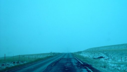 Autobraucēju ievērībai: braukšanas apstākļi daudzviet apgrūtināti