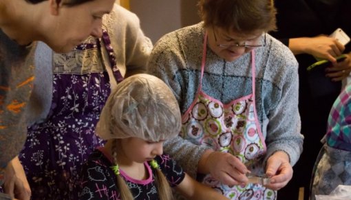 Ludzas katoļu baznīcas draudzes mājā draudzējas bērni un seniori