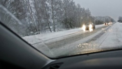 Pirmdien daudzviet sniegs apgrūtina braukšanu