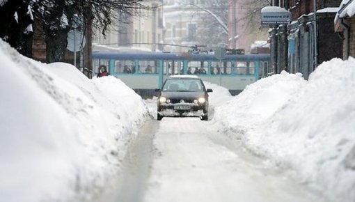 Sniegs un apledojums teju visā Latvijā apgrūtina braukšanu