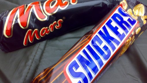 PVD: "Snickers", "Mars" un "Milky Way" var saturēt plastmasas gabaliņus