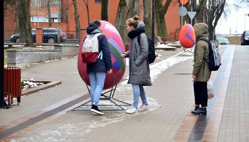 Olu galerijas dekori rotā Rīgas un Muzeja ielas