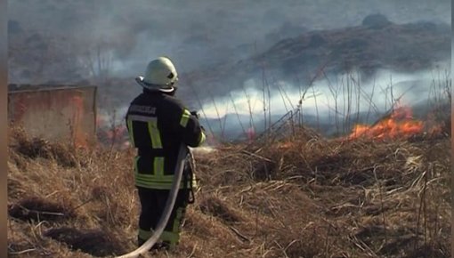 Pilsēta liesmās: pārkāpēji atkal dedzina kūlu