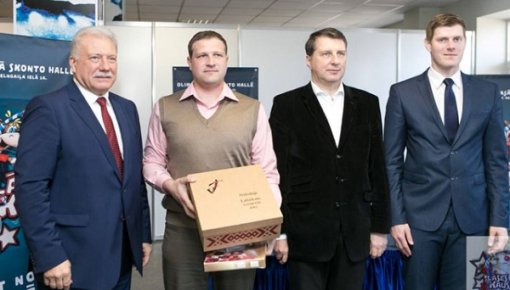 Valsts prezidents pasniedza balvas Daugavpils BJSS un volejbola treneriem