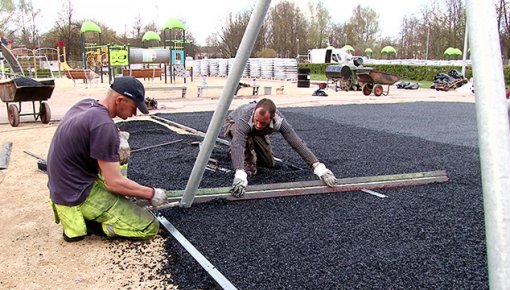 Atsākti darbi bērnu rotaļu laukumā Centrālajā parkā