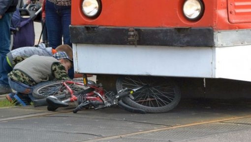 Daugavpilī tramvajs uzbrauc deviņus gadus vecam zēnam