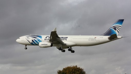 Ceļā no Parīzes uz Kairu pazudusi “EgyptAir” pasažieru lidmašīna