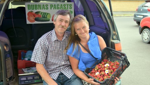 Zemnieku vakara tirdziņā jau ir pieejamas vietējās zemenes