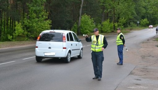 Svētku brīvdienu laikā policija pastiprināti uzraudzīs ceļu satiksmes drošību