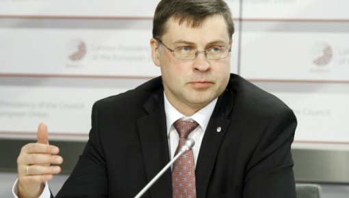 Lielbritānijas pārstāvis EK demisionē; portfeli nodos Dombrovskim