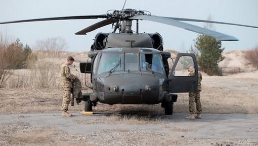 Latvijā ieradušies pieci ASV helikopteri UH-60 "Black Hawk"