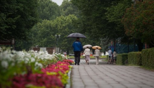 Pirmdien vairāk nokrišņu būs pēcpusdienā un vakarā