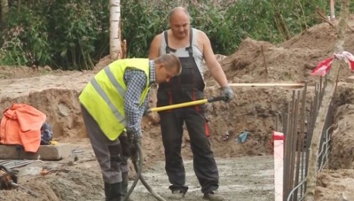 Pilsētas kapsētās tiek veikti labiekārtošanas darbi