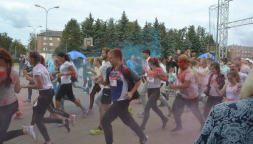 „HOLI krāsu skrējienā” jautrības un krāsu pietika visiem