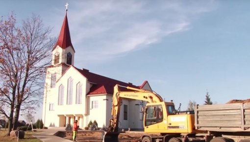 Pie baznīcām tiek ierīkotas autostāvvietas