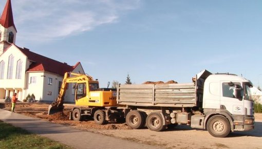 Pie baznīcām tiek ierīkotas autostāvvietas