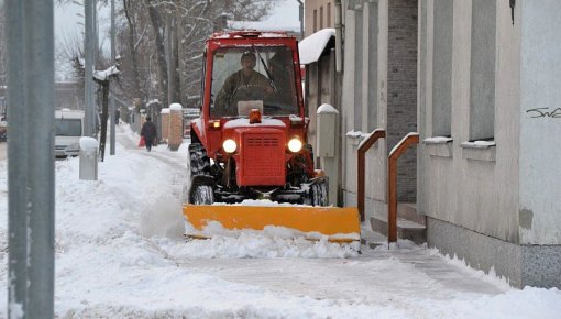 Daugavpils ielas un ietves tīra pilnā apjomā