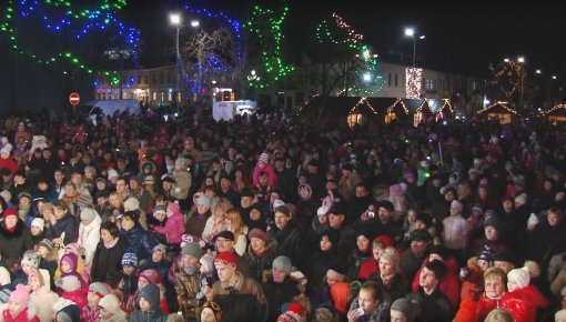 Sestdien iededzam Ziemassvētku eglīti!