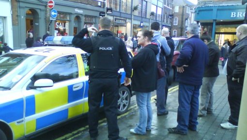 Londonā Jaunā gada pasākumu vietās uzstādīti betona stabi, lai novērstu teroraktus ar kravas auto