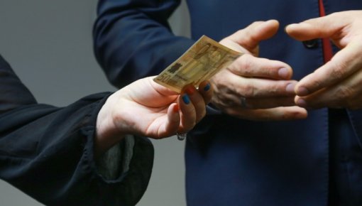 Vecāki saņems lielākus pabalstus sākot ar ceturto bērnu