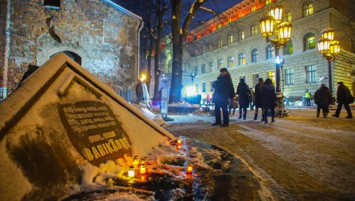 Pie barikāžu piemiņas ugunskura pulcējas vairāki simti cilvēku